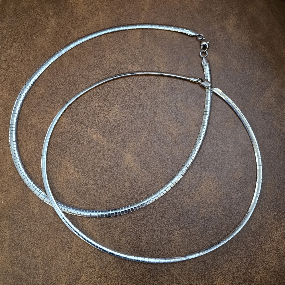 2 Necklaces - Picture 3 of 8